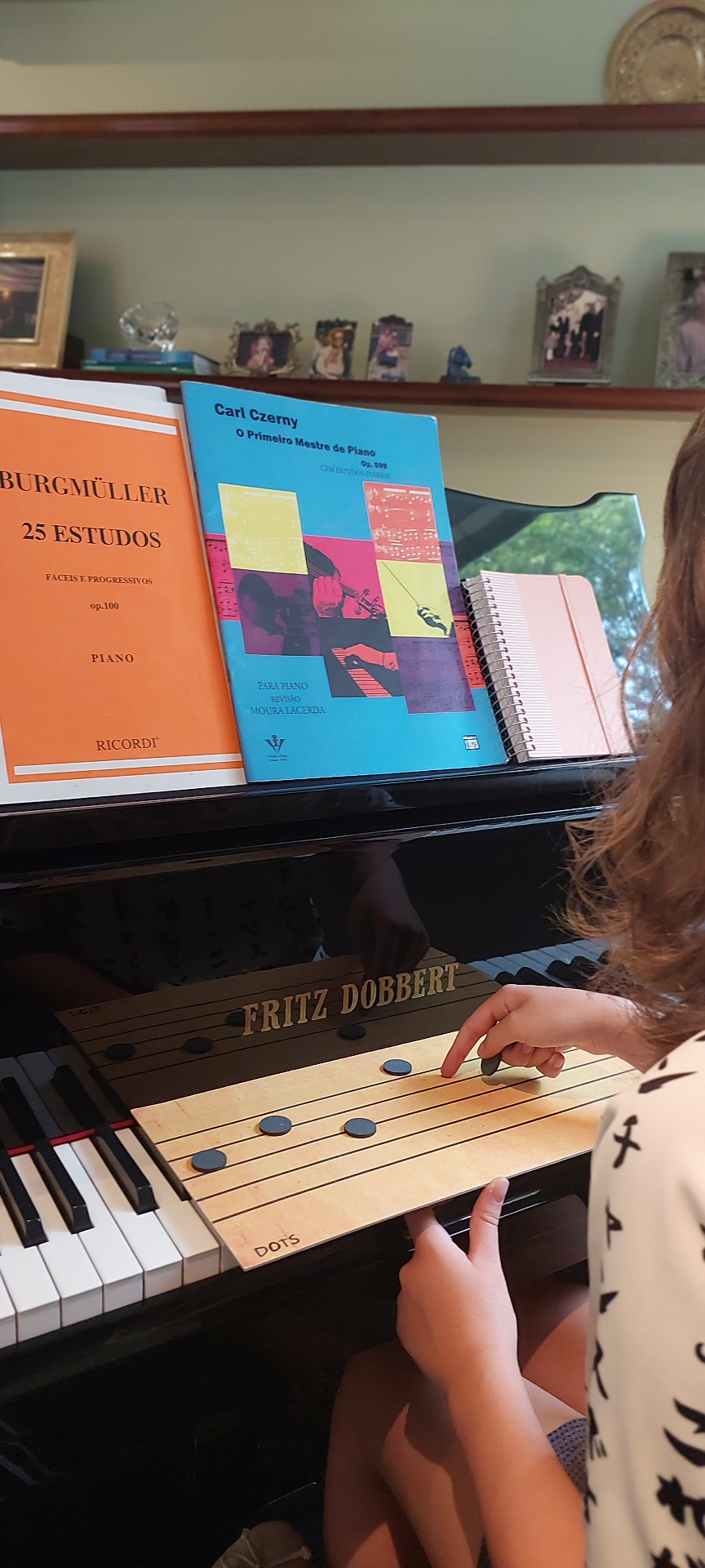 Aluno explorando personagem histórico ao piano